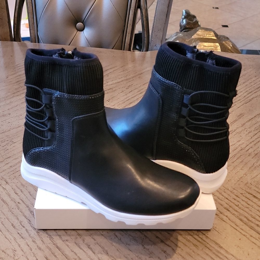 Adrienne Vittadini black zip up booties size 8 NWOT 🖤